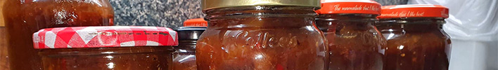 jars of spicy mango chutney